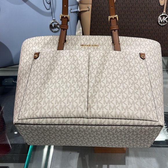 MICHAEL KORS JET SET TRAVEL MEDIUM DOUBLE POCKET TOTE 
VANILLA SIGNATURE NWT - Picture 14 of 16